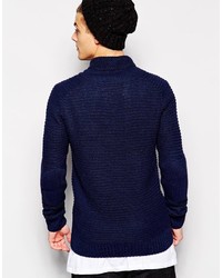 dunkelblauer Pullover mit einem Schalkragen