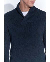 dunkelblauer Pullover mit einem Schalkragen von SteffenKlein