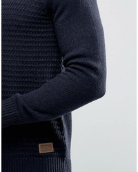 dunkelblauer Pullover mit einem Schalkragen