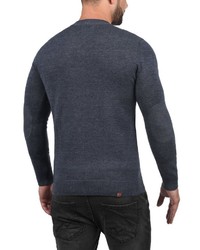 dunkelblauer Pullover mit einem V-Ausschnitt von BLEND
