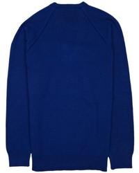 dunkelblauer Pullover mit einem V-Ausschnitt