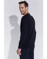 dunkelblauer Pullover mit einem V-Ausschnitt von SteffenKlein