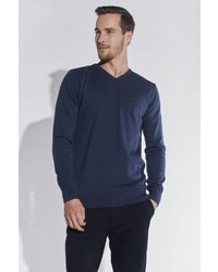 dunkelblauer Pullover mit einem V-Ausschnitt von SteffenKlein