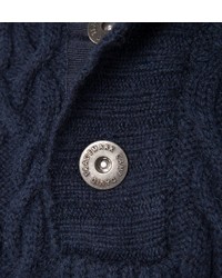 dunkelblauer Pullover mit einem zugeknöpften Kragen von Camp David