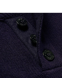 dunkelblauer Pullover mit einem zugeknöpften Kragen von Stone Island