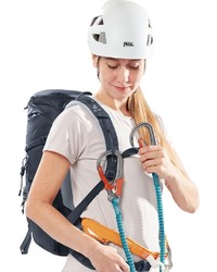 dunkelblauer Rucksack von Deuter