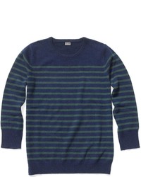 dunkelblauer und grüner horizontal gestreifter Pullover mit einem Rundhalsausschnitt