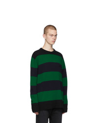 dunkelblauer und grüner horizontal gestreifter Pullover mit einem Rundhalsausschnitt von Acne Studios