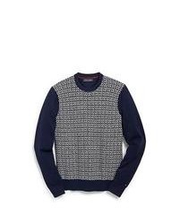 dunkelblauer und weißer Pullover mit einem Rundhalsausschnitt mit geometrischen Mustern