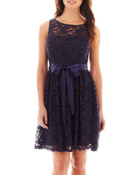 dunkelblaues ausgestelltes Kleid aus Spitze
