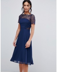 dunkelblaues ausgestelltes Kleid aus Spitze von ASOS DESIGN