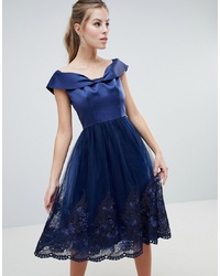 dunkelblaues ausgestelltes Kleid aus Spitze von Chi Chi London