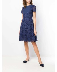 dunkelblaues ausgestelltes Kleid aus Spitze von Valentino