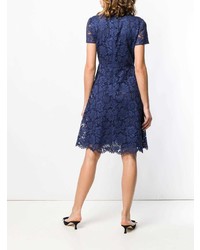 dunkelblaues ausgestelltes Kleid aus Spitze von Valentino