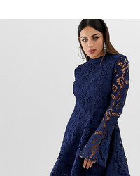 dunkelblaues ausgestelltes Kleid aus Spitze von PrettyLittleThing