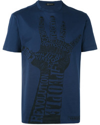 dunkelblaues bedrucktes T-Shirt mit einem Rundhalsausschnitt