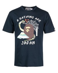 dunkelblaues bedrucktes T-Shirt mit einem Rundhalsausschnitt von A Bathing Ape