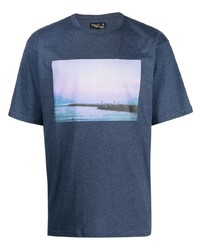 dunkelblaues bedrucktes T-Shirt mit einem Rundhalsausschnitt von agnès b.