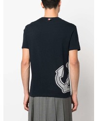 dunkelblaues bedrucktes T-Shirt mit einem Rundhalsausschnitt von Thom Browne