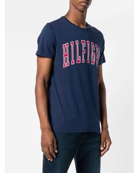 dunkelblaues bedrucktes T-Shirt mit einem Rundhalsausschnitt von Tommy Hilfiger