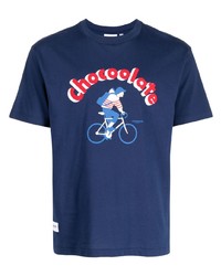 dunkelblaues bedrucktes T-Shirt mit einem Rundhalsausschnitt von Chocoolate