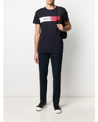 dunkelblaues bedrucktes T-Shirt mit einem Rundhalsausschnitt von Tommy Hilfiger