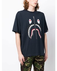 dunkelblaues bedrucktes T-Shirt mit einem Rundhalsausschnitt von A Bathing Ape