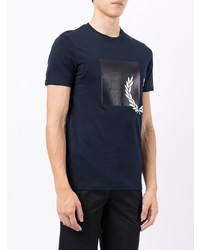 dunkelblaues bedrucktes T-Shirt mit einem Rundhalsausschnitt von Fred Perry