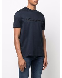dunkelblaues bedrucktes T-Shirt mit einem Rundhalsausschnitt von Tommy Hilfiger