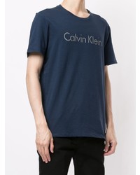 dunkelblaues bedrucktes T-Shirt mit einem Rundhalsausschnitt von Calvin Klein