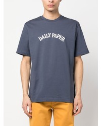 dunkelblaues bedrucktes T-Shirt mit einem Rundhalsausschnitt von Daily Paper