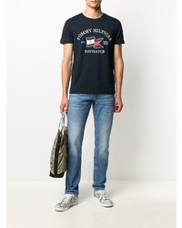 dunkelblaues bedrucktes T-Shirt mit einem Rundhalsausschnitt von Tommy Hilfiger