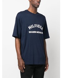 dunkelblaues bedrucktes T-Shirt mit einem Rundhalsausschnitt von Tommy Hilfiger