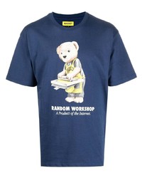 dunkelblaues bedrucktes T-Shirt mit einem Rundhalsausschnitt von MARKET