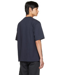 dunkelblaues bedrucktes T-Shirt mit einem Rundhalsausschnitt von Late Checkout