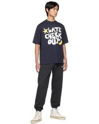 dunkelblaues bedrucktes T-Shirt mit einem Rundhalsausschnitt von Late Checkout