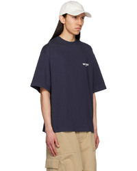 dunkelblaues bedrucktes T-Shirt mit einem Rundhalsausschnitt von We11done
