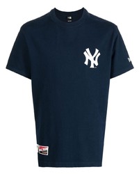 dunkelblaues bedrucktes T-Shirt mit einem Rundhalsausschnitt von New Era Cap
