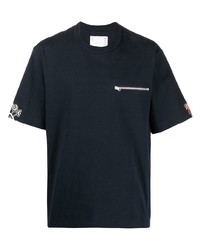 dunkelblaues bedrucktes T-Shirt mit einem Rundhalsausschnitt von Sacai