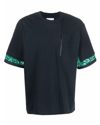 dunkelblaues bedrucktes T-Shirt mit einem Rundhalsausschnitt von Sacai