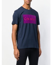 dunkelblaues bedrucktes T-Shirt mit einem Rundhalsausschnitt von Calvin Klein