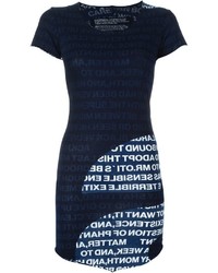 dunkelblaues bedrucktes T-Shirt mit einem Rundhalsausschnitt