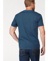 dunkelblaues bedrucktes T-Shirt mit einem V-Ausschnitt