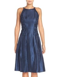 dunkelblaues besticktes ausgestelltes Kleid