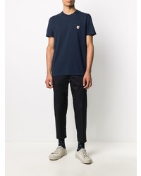 dunkelblaues besticktes T-Shirt mit einem Rundhalsausschnitt von MAISON KITSUNÉ