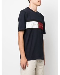 dunkelblaues besticktes T-Shirt mit einem Rundhalsausschnitt von Tommy Hilfiger