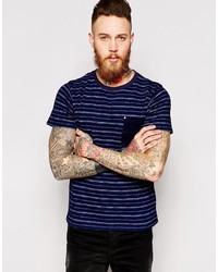dunkelblaues horizontal gestreiftes T-Shirt mit einem Rundhalsausschnitt
