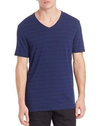 dunkelblaues horizontal gestreiftes T-Shirt mit einem V-Ausschnitt