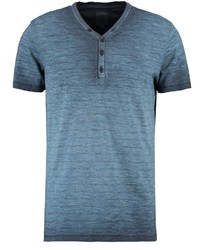 dunkelblaues horizontal gestreiftes T-shirt mit einer Knopfleiste von GARCIA
