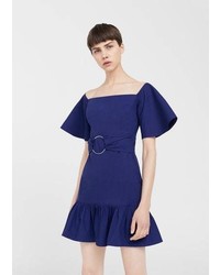 dunkelblaues schulterfreies Kleid mit Rüschen